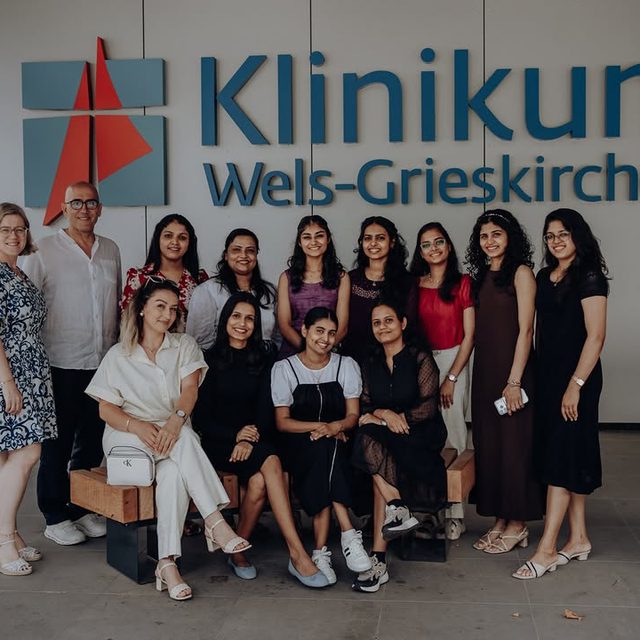Instagram-Beitrag von Kaam-in: Gruppenbild der Diplomfeier im Klinikum Wels-Grieskirchen